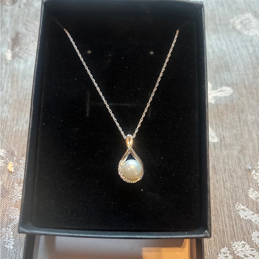 Silver and White Pearl Pendant Necklace